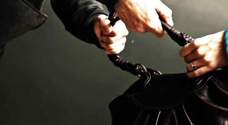В Одессе четверо кавказцев обворовали женщину
