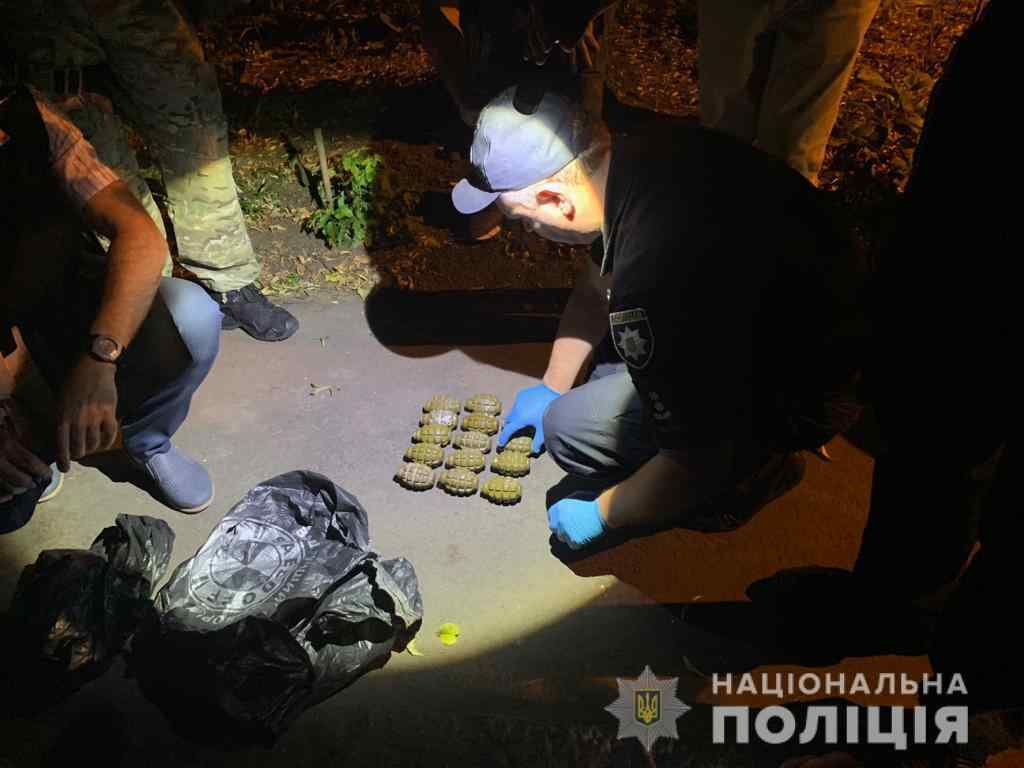 В Одессе двое военнослужащих пытались продать гранты с места ООС. Видео