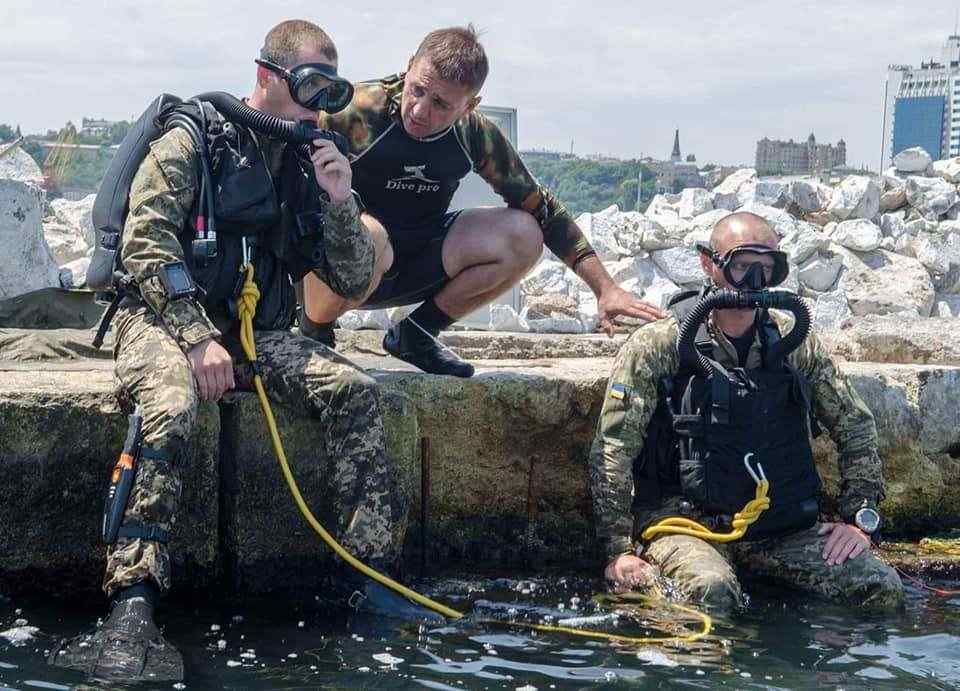 В Одессе испытывают уникальное водолазное снаряжение для моряков. Фото