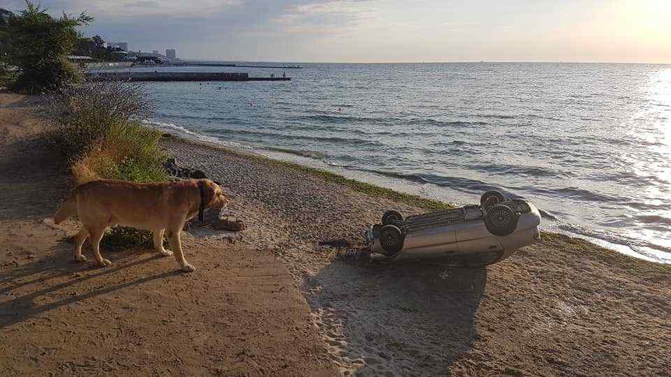 В Одессе машина съехала со склона на пляж и перевернулась. Фото