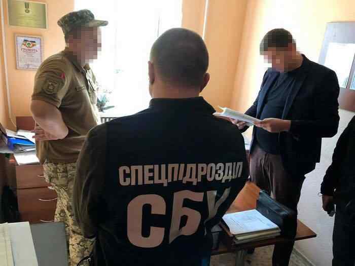 В Одессе офицер военкомата «погорел» на взятке за выдачу билета о непригодности. Фото