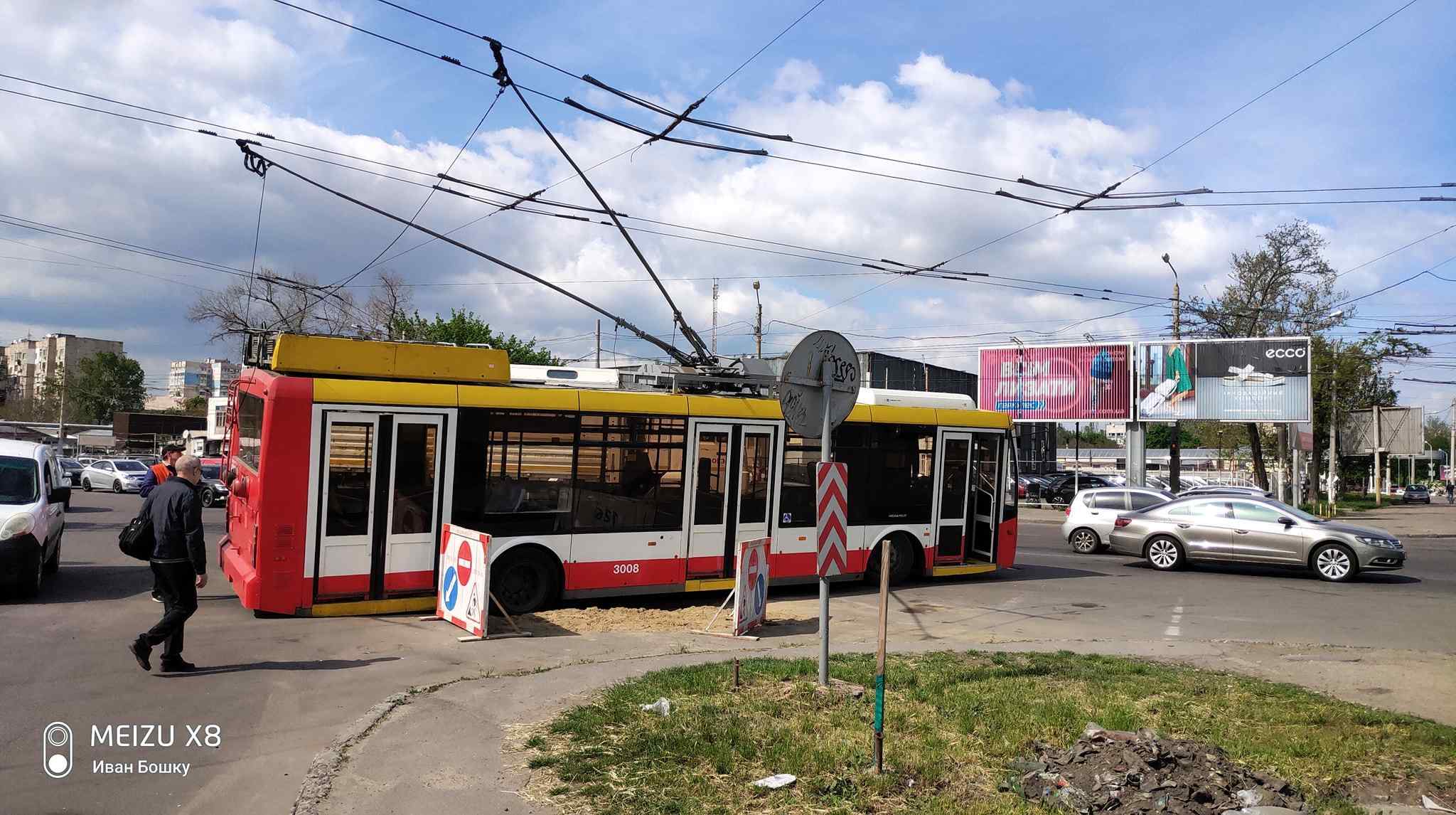В Одессе троллейбус въехал в яму, которую несколько месяцев не могли заделать. Фото