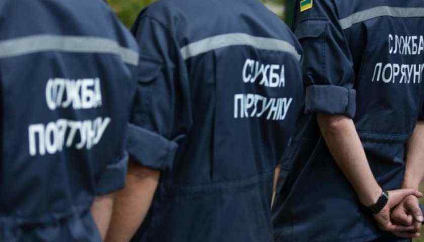 В Одесской области спасли двух рыбаков, которые в непогоду застряли посреди озера