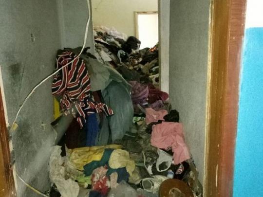 В Полтаве мужчина едва не погиб под грудами хлама, который он годами копил в своей квартире (фото)