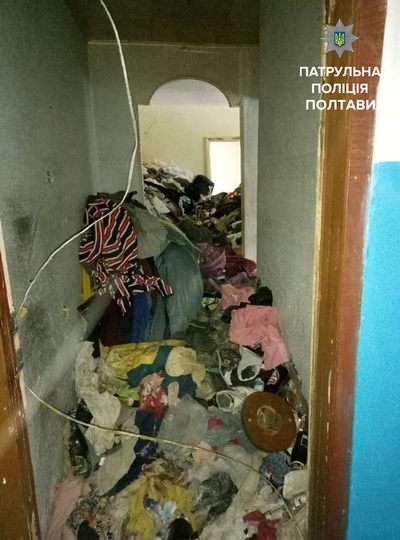 В Полтаве мужчина едва не погиб под грудами хлама, который он годами копил в своей квартире (фото)