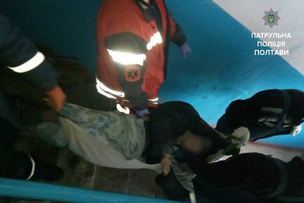 В Полтаве мужчина едва не погиб под грудами хлама, который он годами копил в своей квартире (фото)