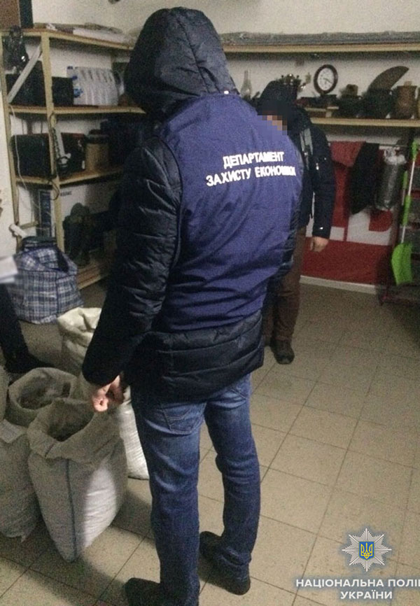 В Ровно полиция изъяла почти 140 кг янтаря