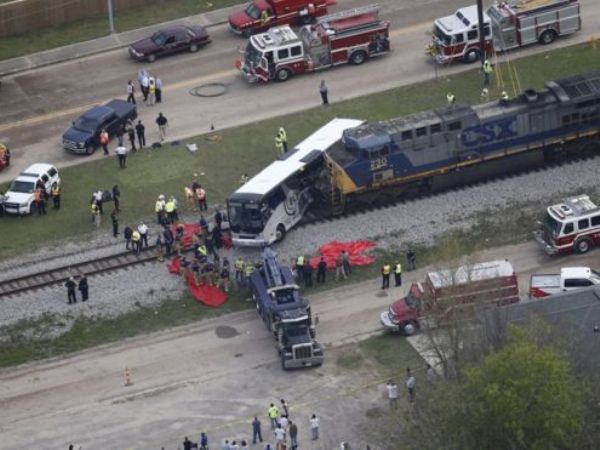 В штате Миссисипи товарный поезд врезался в автобус с туристами (фото)