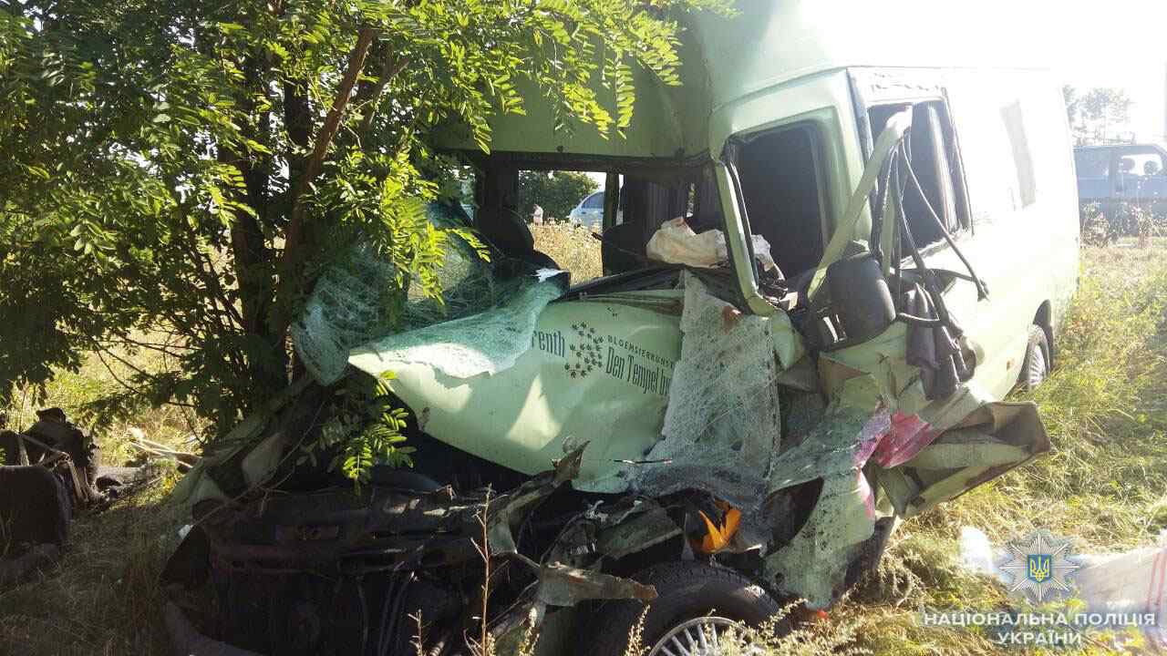 В смертельном ДТП на трассе Киев-Одесса пострадали 8 человек, они ехали на отдых из Сумской области. Фото