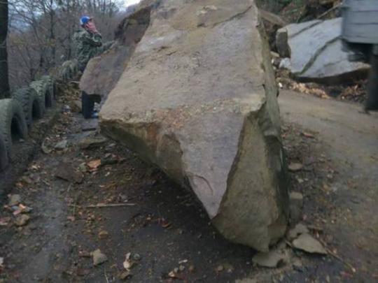 В Закарпатье автотрассу заблокировал селевой поток (фото)