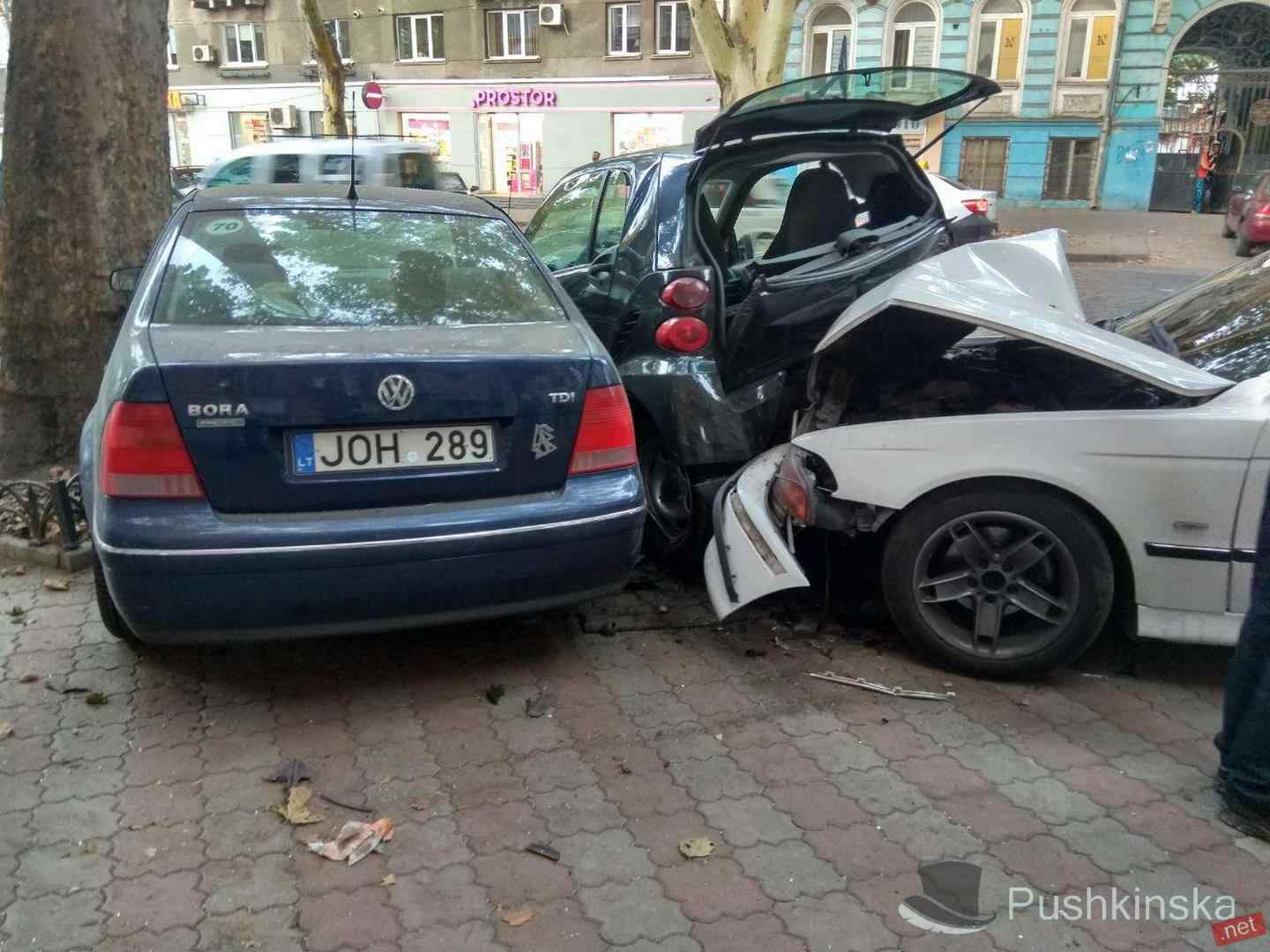 Вылетел на тротуар и протаранил 2 машины: в центре Одессы серьезная авария. Видео, фото