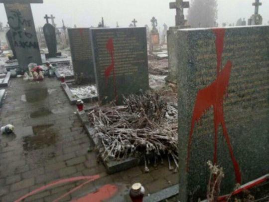За выходные на Львовщине дважды осквернили памятники погибшим полякам (фото)