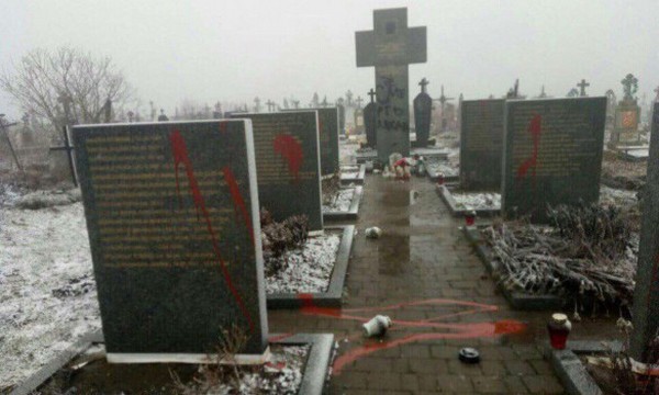 За выходные на Львовщине дважды осквернили памятники погибшим полякам (фото)