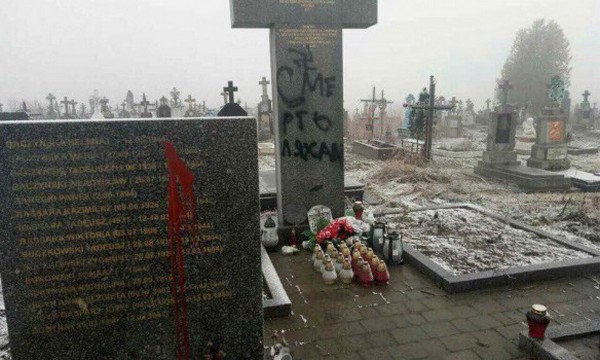 За выходные на Львовщине дважды осквернили памятники погибшим полякам (фото)