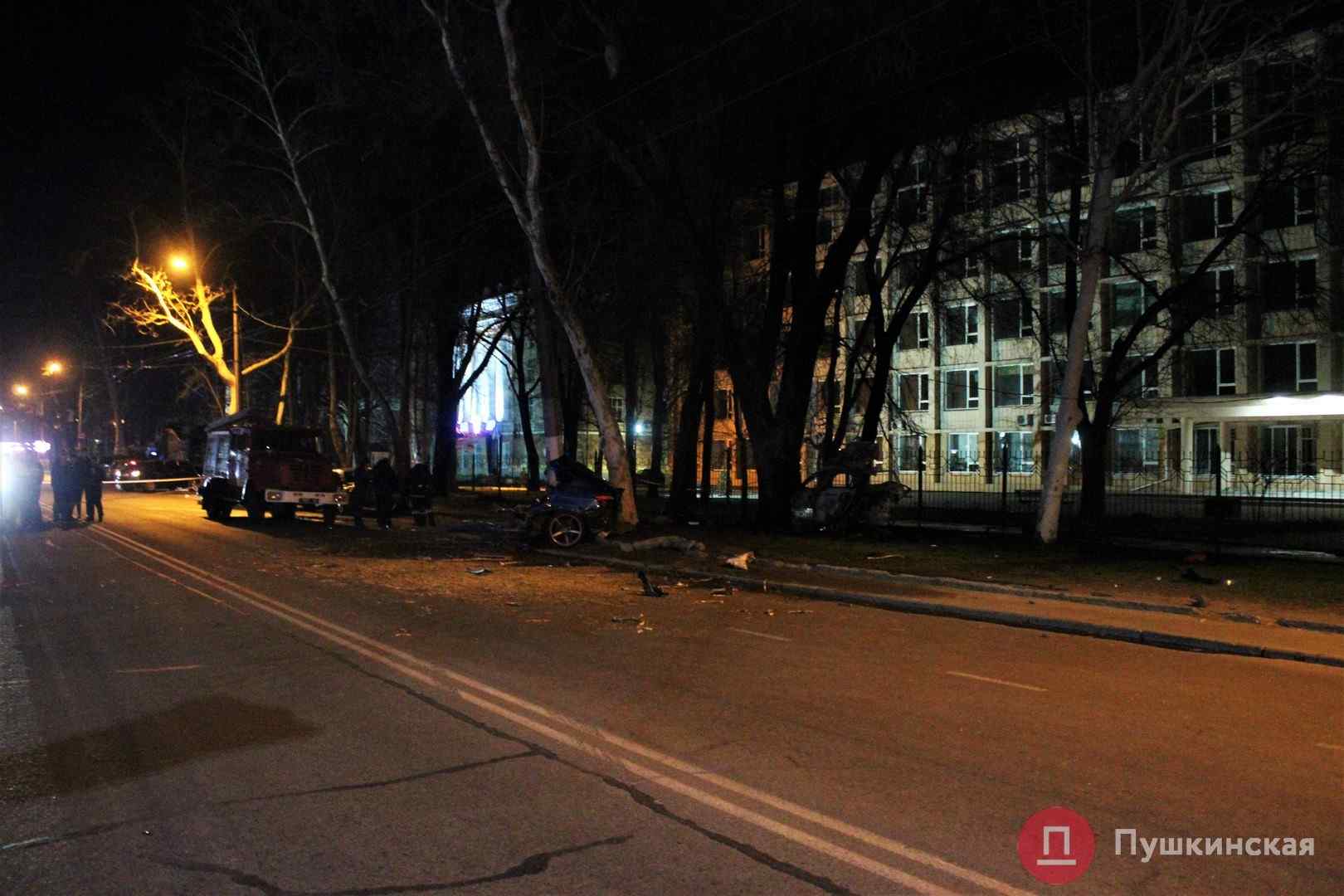 Жуткое ДТП на проспекте Шевченко: автомобиль разорвало пополам, очевидцы говорят о погибших. Фото
