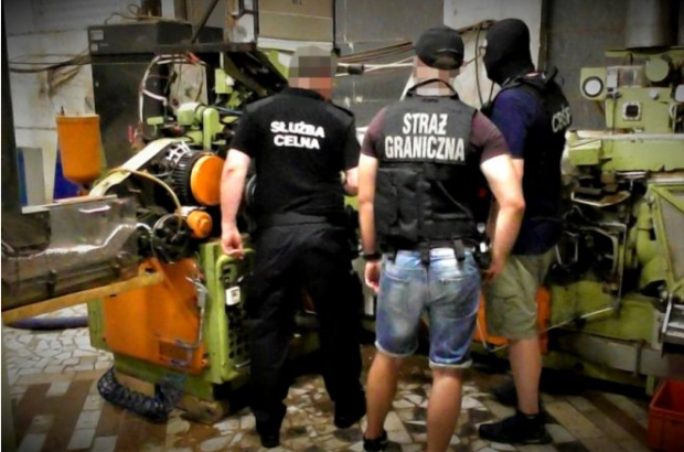 12 украинцев задержали в Польше на нелегальной фабрике сигарет