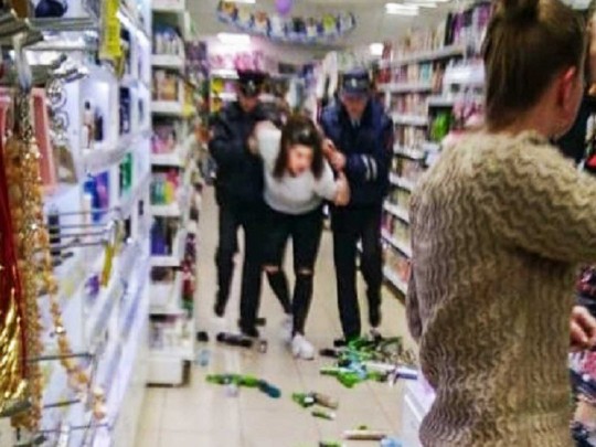 15-летняя россиянка устроила погром в супермаркете, когда ее поймали на краже алкоголя (фото)