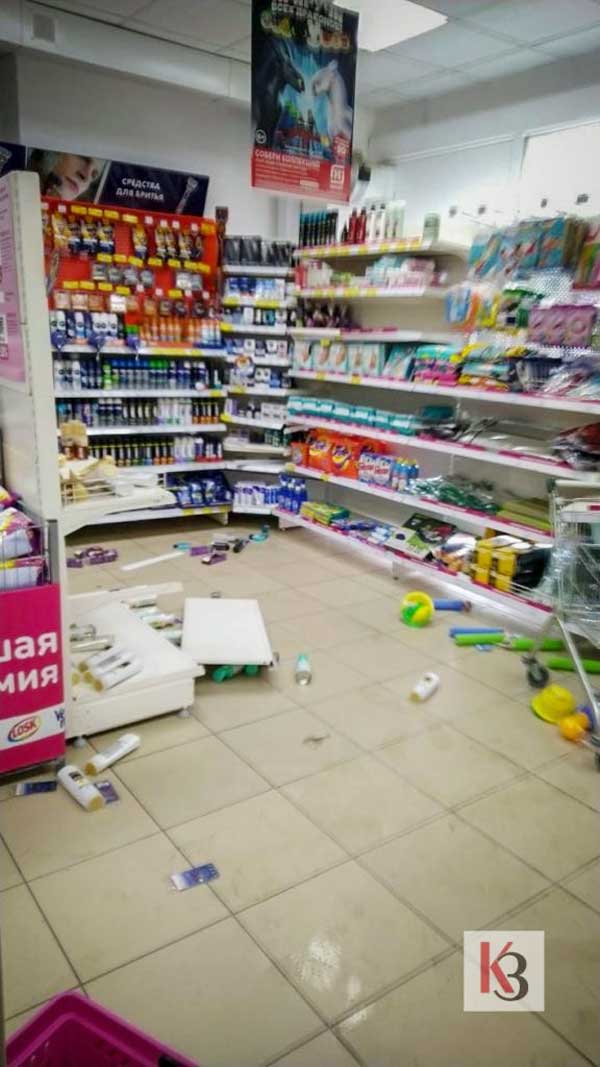 15-летняя россиянка устроила погром в супермаркете, когда ее поймали на краже алкоголя (фото)