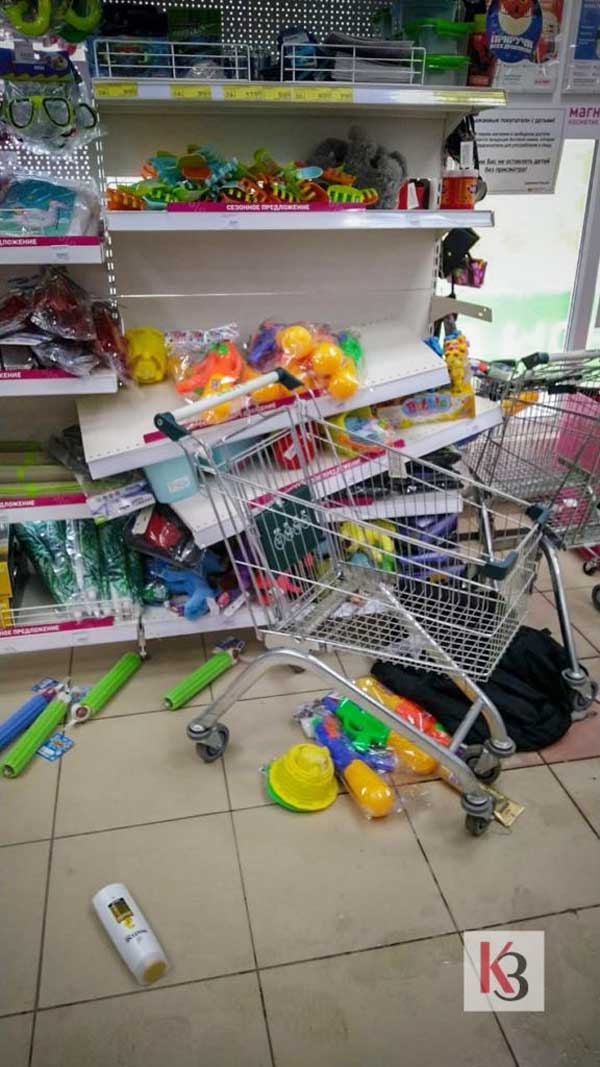 15-летняя россиянка устроила погром в супермаркете, когда ее поймали на краже алкоголя (фото)