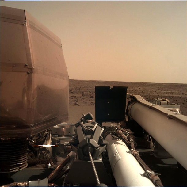 Аппарат InSight прислал селфи с Марса