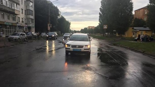 Авто полиции на бешеной скорости наехало на 10-летнего мальчика в Конотопе: видео момента ДТП