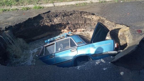 Автомобиль провалился под асфальт в Полтаве: шокирующие фото и видео