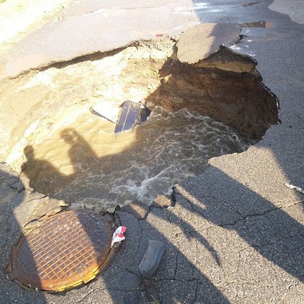Автомобиль провалился под асфальт в Полтаве: шокирующие фото и видео