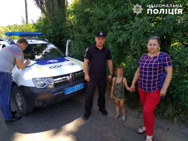 Батько виховував сина, привязавши ланцюгом до вхідних дверей
