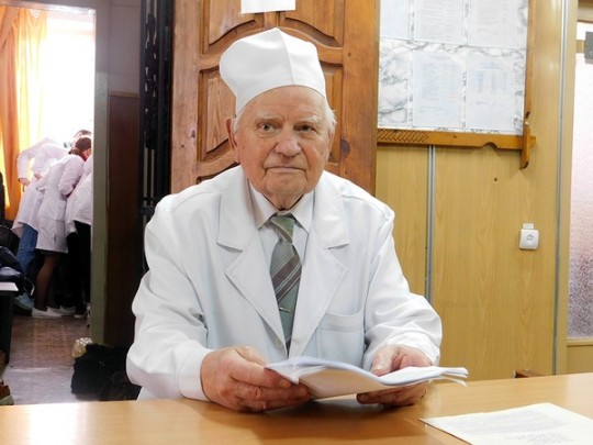 Быть в движении: 99-летний преподаватель полтавской медакадемии поделился секретами долголетия