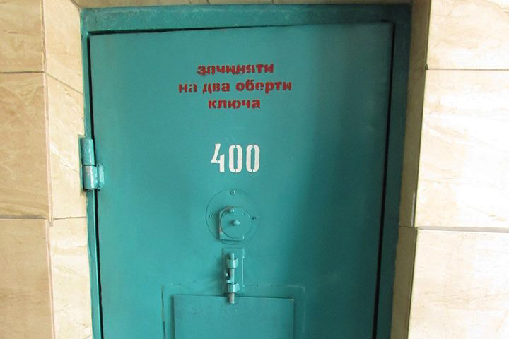 Читает Донцову и ходит к психологу: в сети показали, как Зайцева живет в СИЗО (фото)