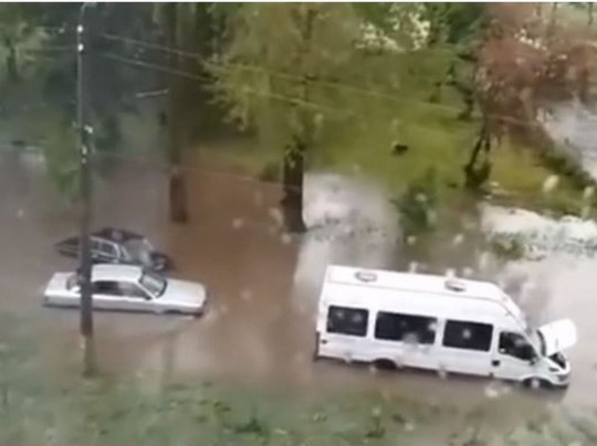 ЧП в Калуше: мужчину смыло водой в реку после ливня