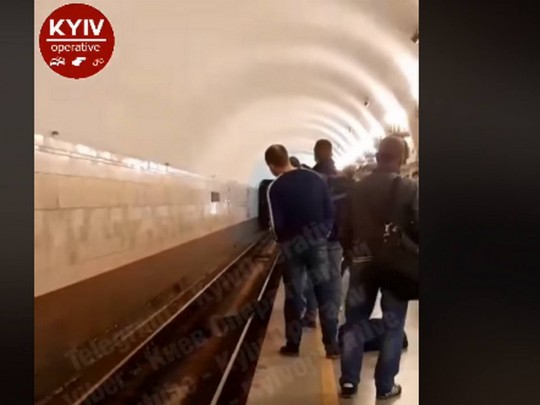 ЧП в киевском метро: мужчина упал на рельсы (видео)