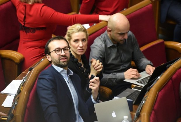 Дарт Вейдер, прихильники Януковича та скандальний блогер: що потрібно знати про мажоритарників