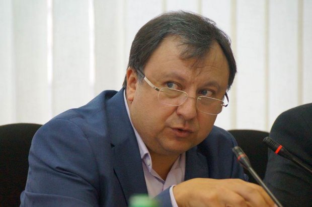Дарт Вейдер, прихильники Януковича та скандальний блогер: що потрібно знати про мажоритарників