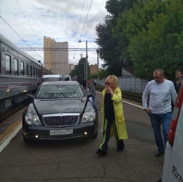 Даже королева себе такого не позволяет: Пугачеву сравнили с Елизаветой II (фото)