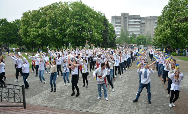 День вышиванки: как празднуют украинцы в разных городах – невероятные фото и видео