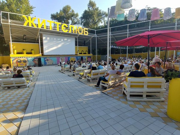 Для тех, кому за 50: гавайские танцы на открытии нового сезона кино-сада в киевском Гидропарке (фото)
