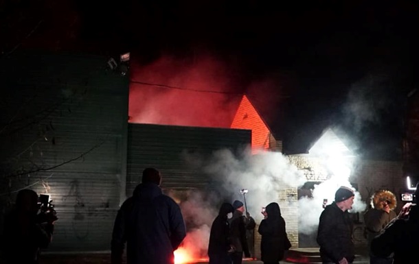 Дом Медведчука забросали петардами