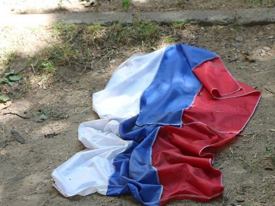 Довели крымчан: в оккупированном Севастополе срывали флаги РФ и бросали их на проезжую часть