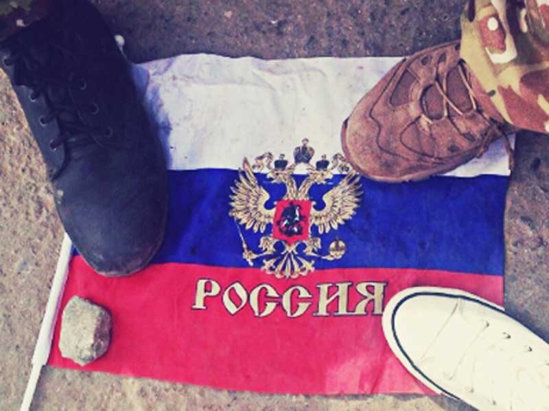 Довели крымчан: в оккупированном Севастополе срывали флаги РФ и бросали их на проезжую часть