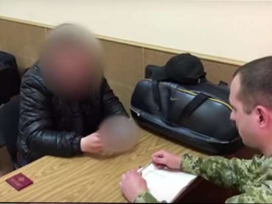 Двое российских силовиков попросили политического убежища в Украине (видео)