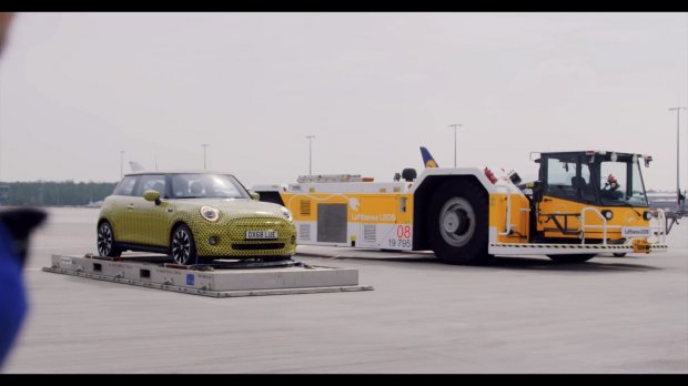 Электрическая версия Mini Cooper способна тянуть 150 тонный Боинг: эффектное видео
