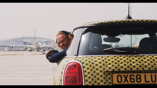 Электрическая версия Mini Cooper способна тянуть 150 тонный Боинг: эффектное видео