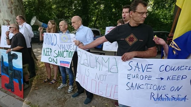 Еще 24 часа без России: в ПАСЕ обжаловали полномочия делегации РФ, под зданием протесты