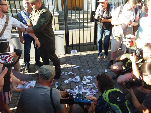 Европа капитулирует: украинцы протестуют под посольствами из-за возвращения России в ПАСЕ