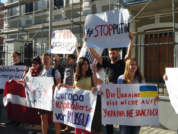 Европа капитулирует: украинцы протестуют под посольствами из-за возвращения России в ПАСЕ