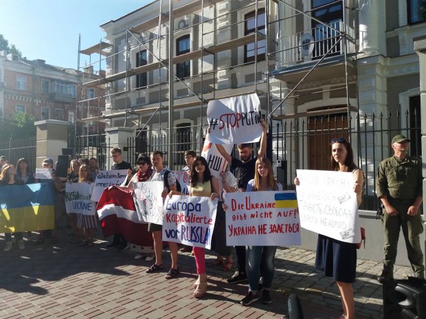 Европа капитулирует: украинцы протестуют под посольствами из-за возвращения России в ПАСЕ