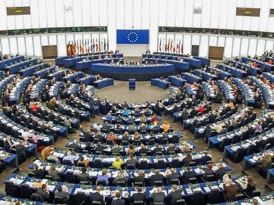 Европарламент и Конгресс США осудили указ Путина о выдаче паспортов РФ на Донбассе