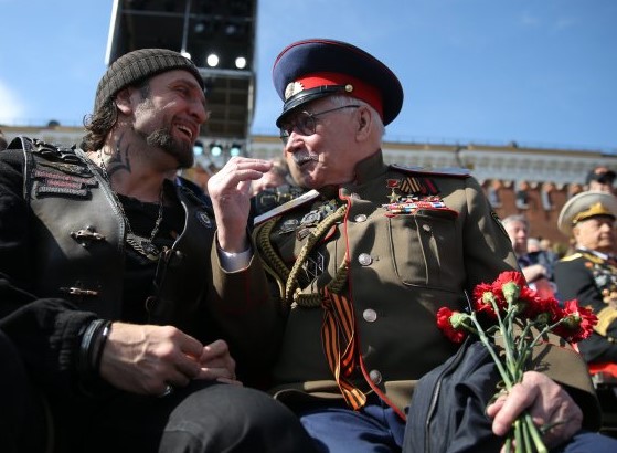 Герой какой войны? Сеть озадачило фото «ветерана» на параде в Москве