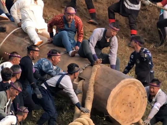 Гонки на бревне: в Японии провели один из самых опасных фестивалей на Земле (видео)